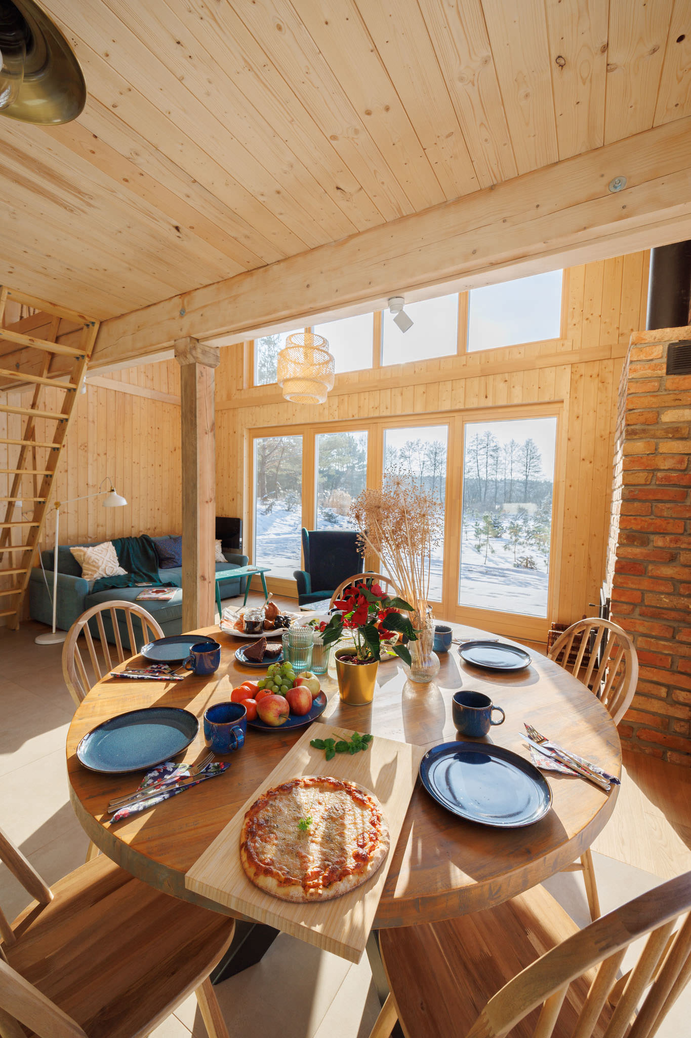 Dom nad jeziorem - ujęcie jadalni i salonu