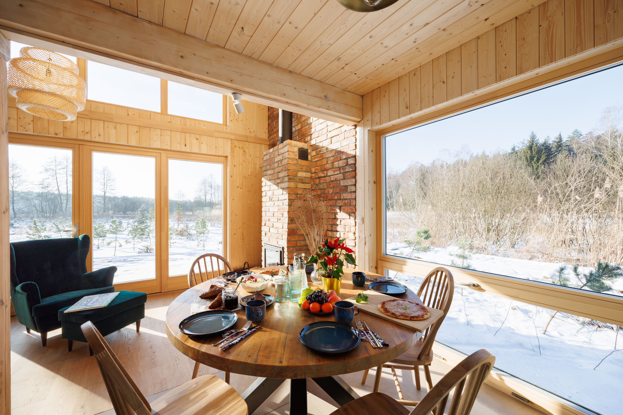 Salon i jadalnia w domu nad jeziorem