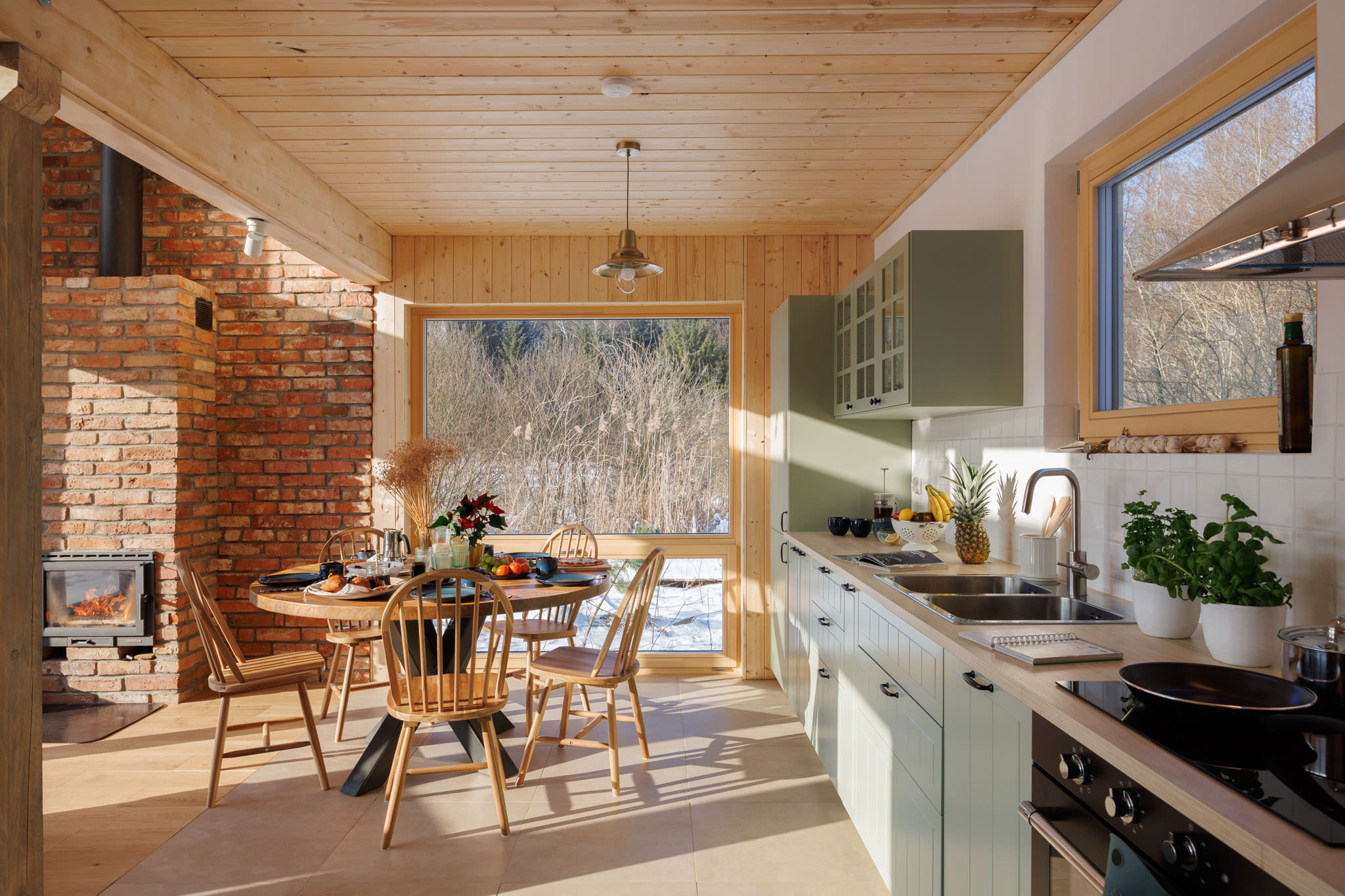 Kuchnia i jadalnia w domu nad jeziorem