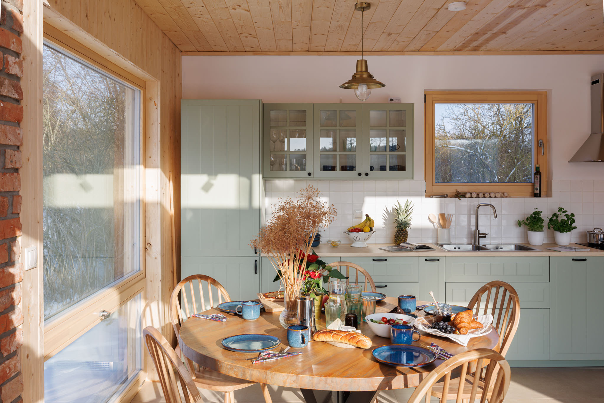 Dom nad jeziorem - kuchnia z jadalnią