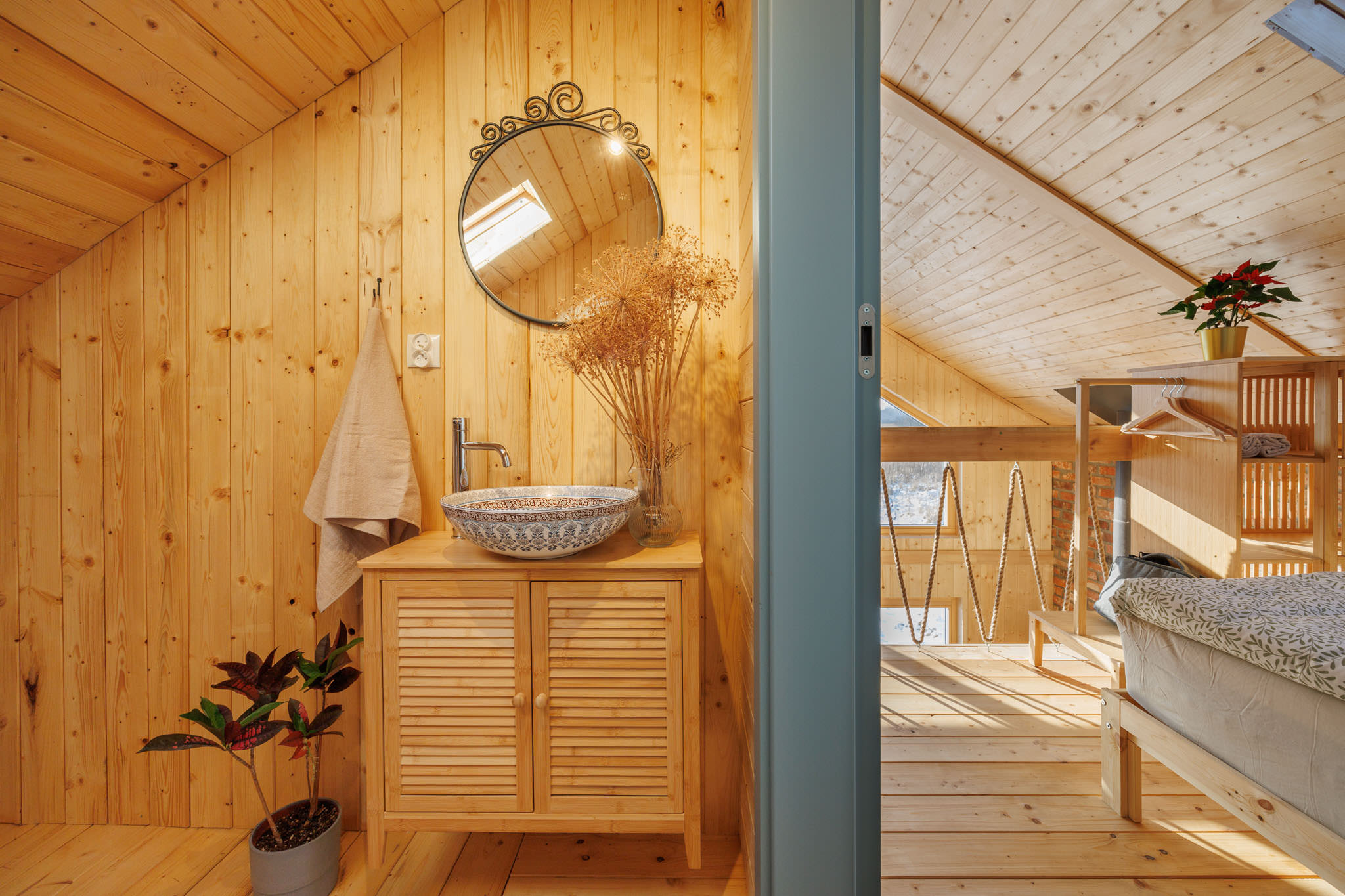 Łazienka na antresoli w domu nad jeziorem