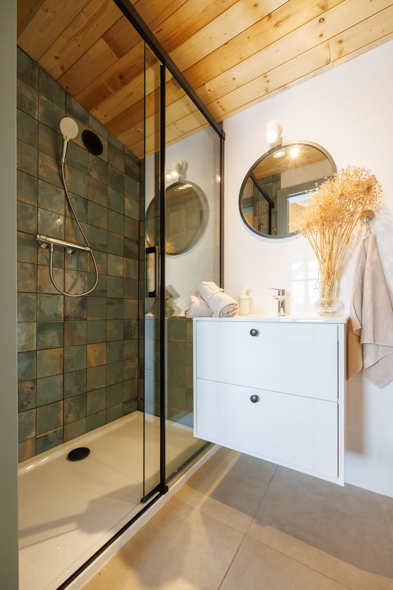 Łazienka na dole domu nad jeziorem