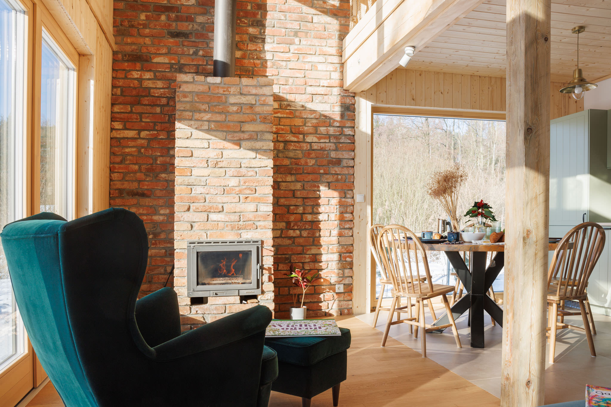 Salon z kominkiem w domu nad jeziorem