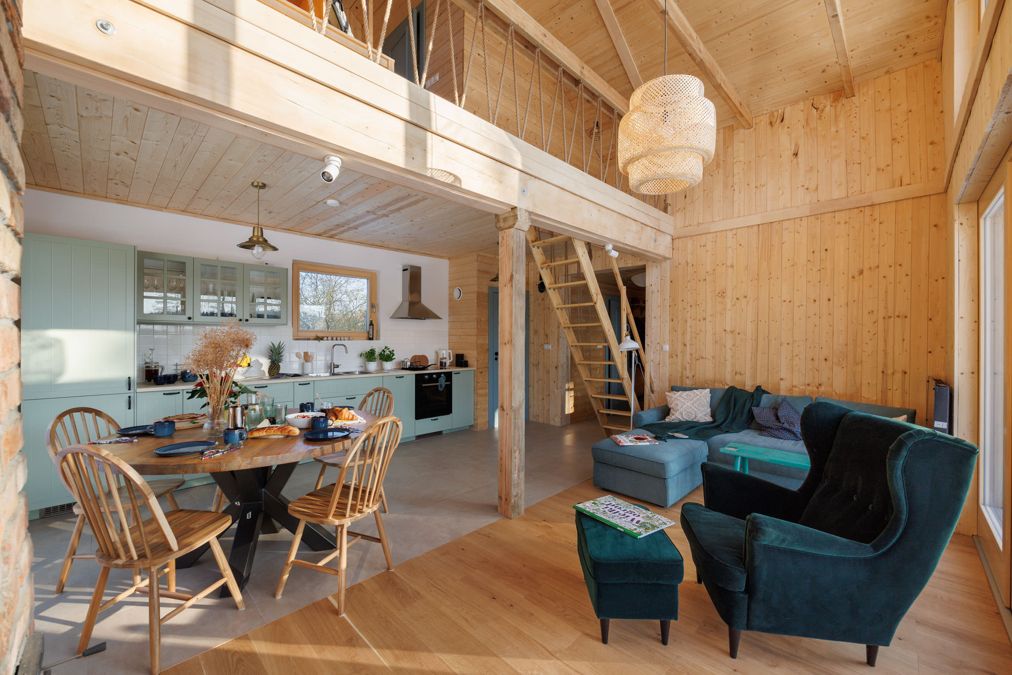 Dom nad jeziorem - przestrzeń na dole oraz schody na antresolę