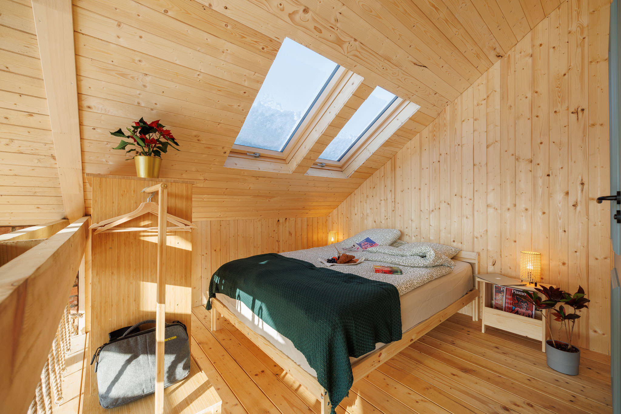 Sypialnia na antresoli w domu nad jeziorem