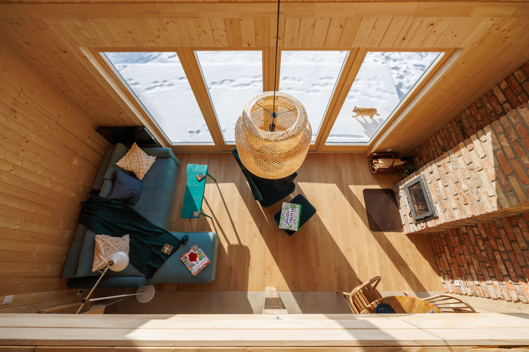 Widok z antresoli domu nad jeziorem