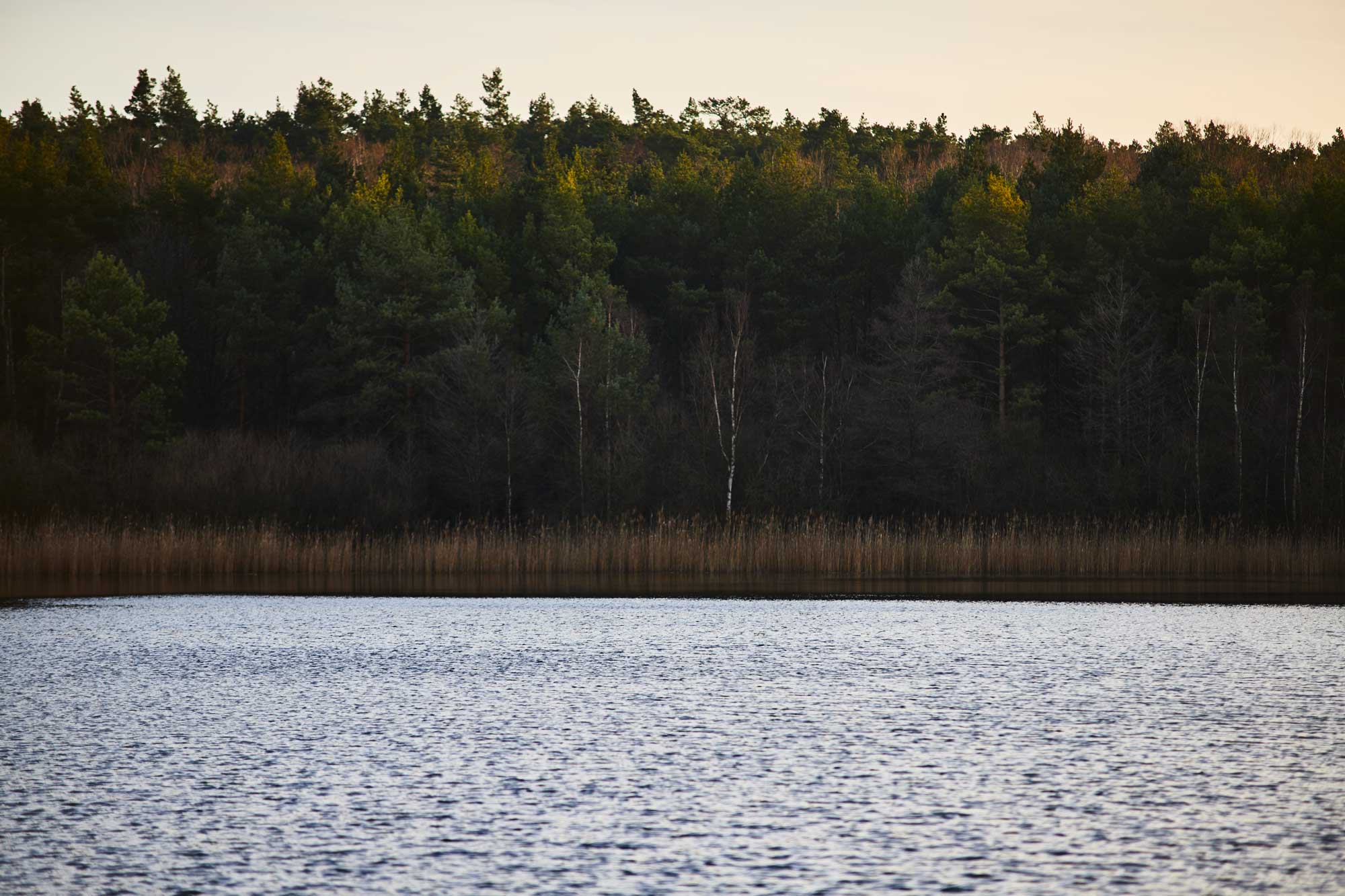 Jezioro Rusin przy domku nad jeziorem
